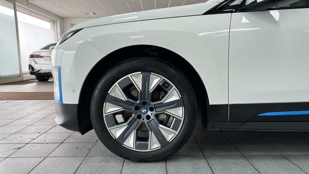 BMW iX Ix M60 White #34