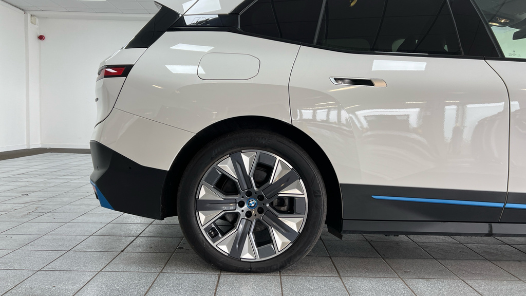 BMW iX Ix M60 White #36