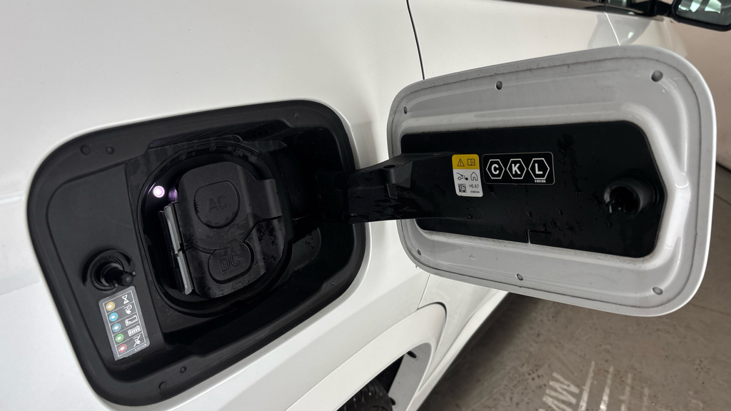 BMW iX1 M Sport White #25