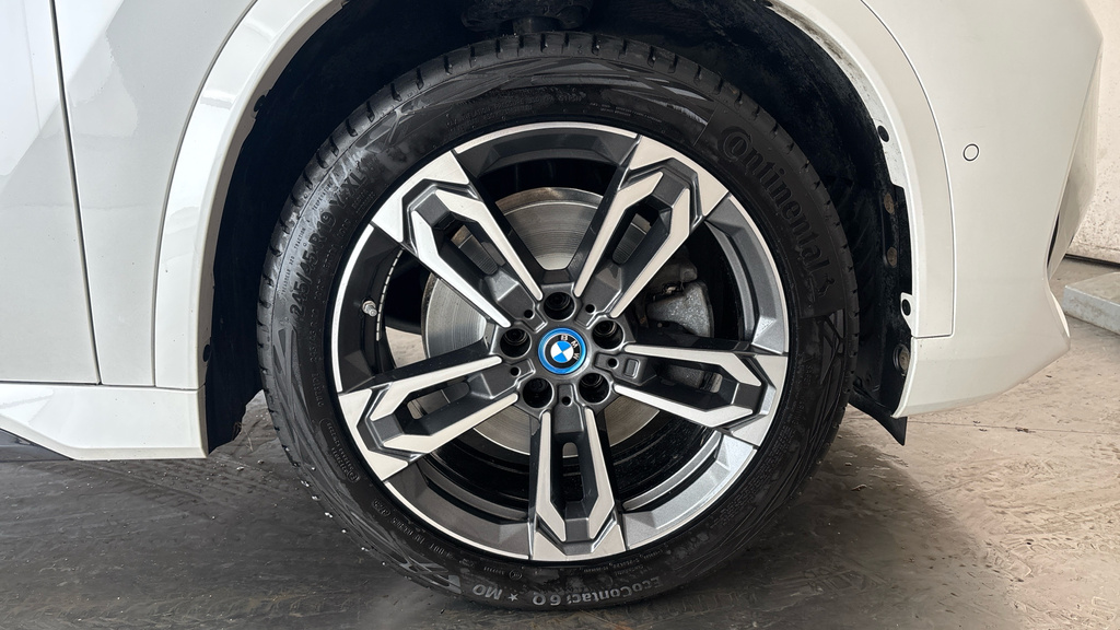 BMW iX1 M Sport White #24