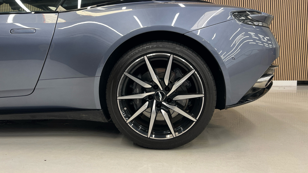 Aston Martin DB11 V8  #22