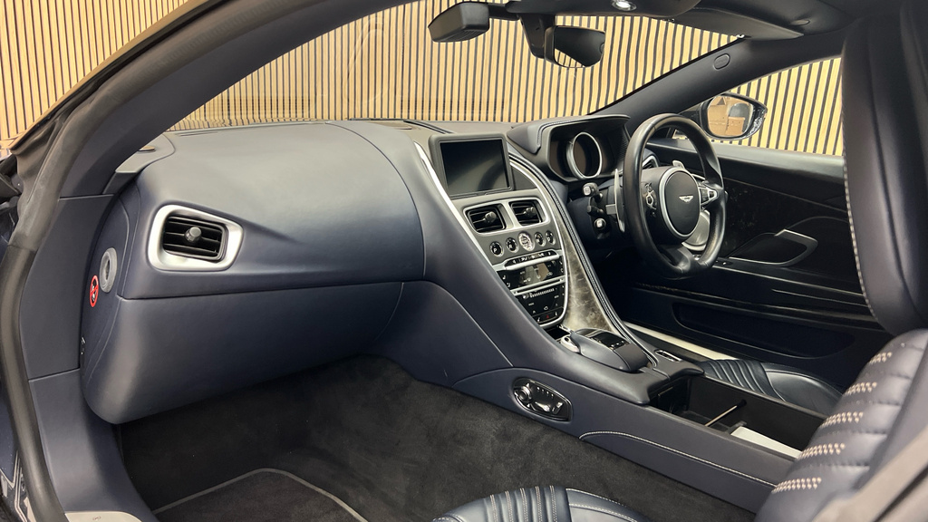 Aston Martin DB11 V8  #10