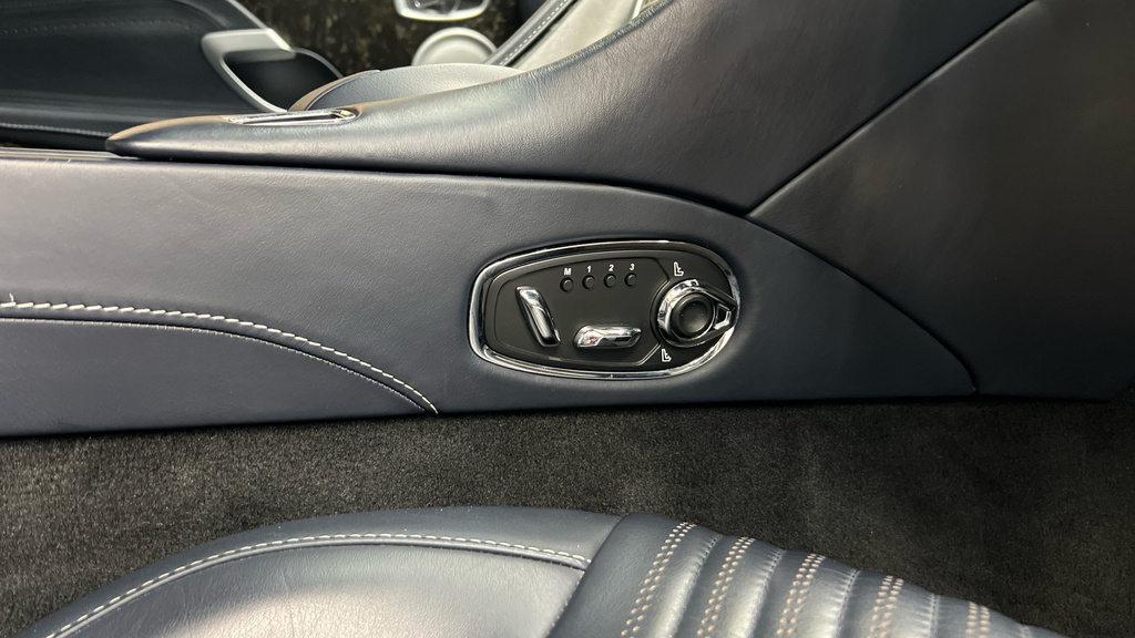 Aston Martin DB11 V8  #33