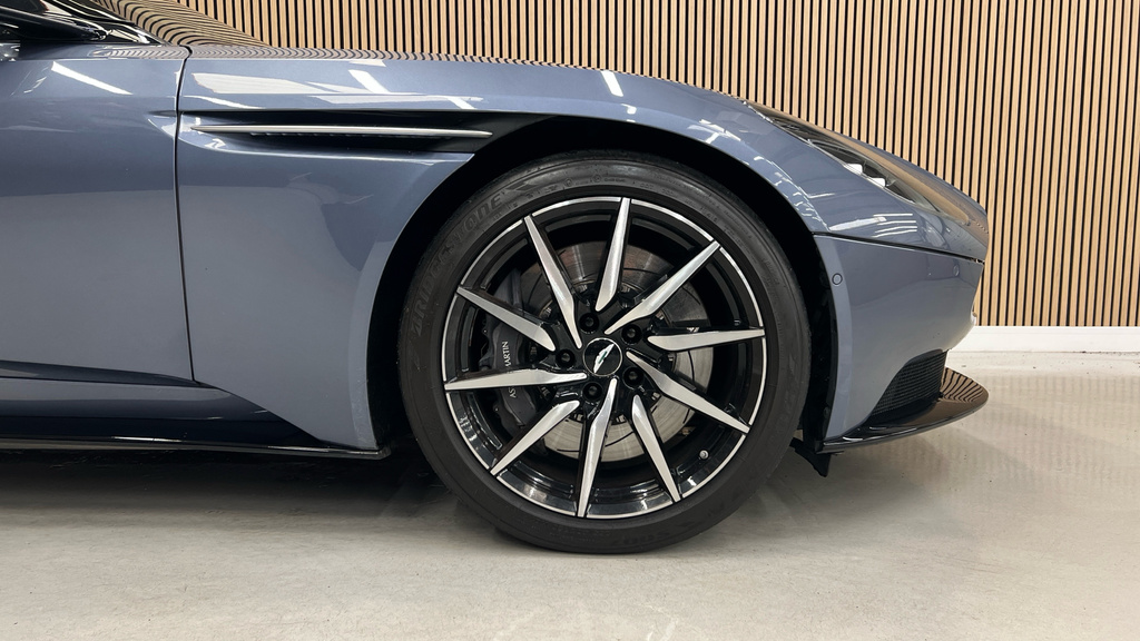 Aston Martin DB11 V8  #24
