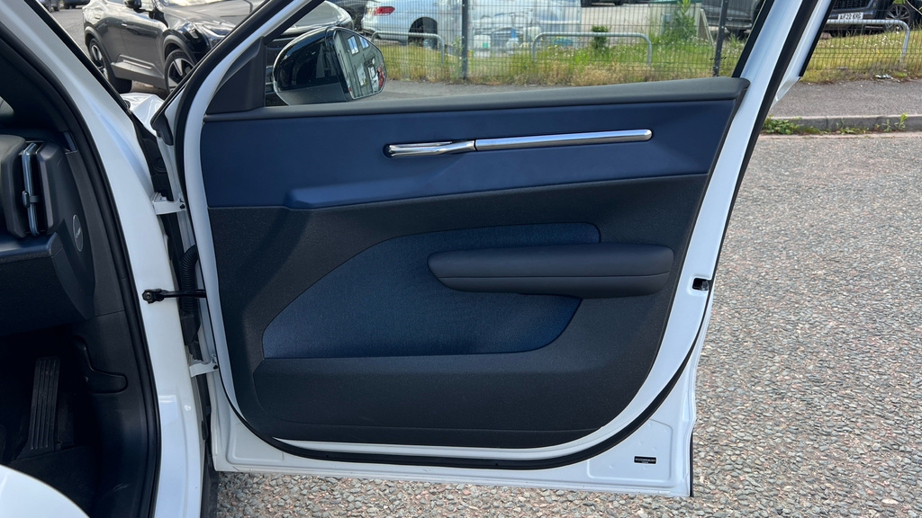 Volvo EX30 Plus Black #37