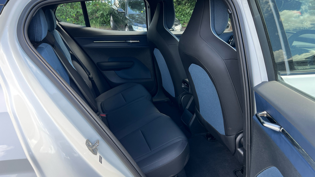 Volvo EX30 Plus Black #26