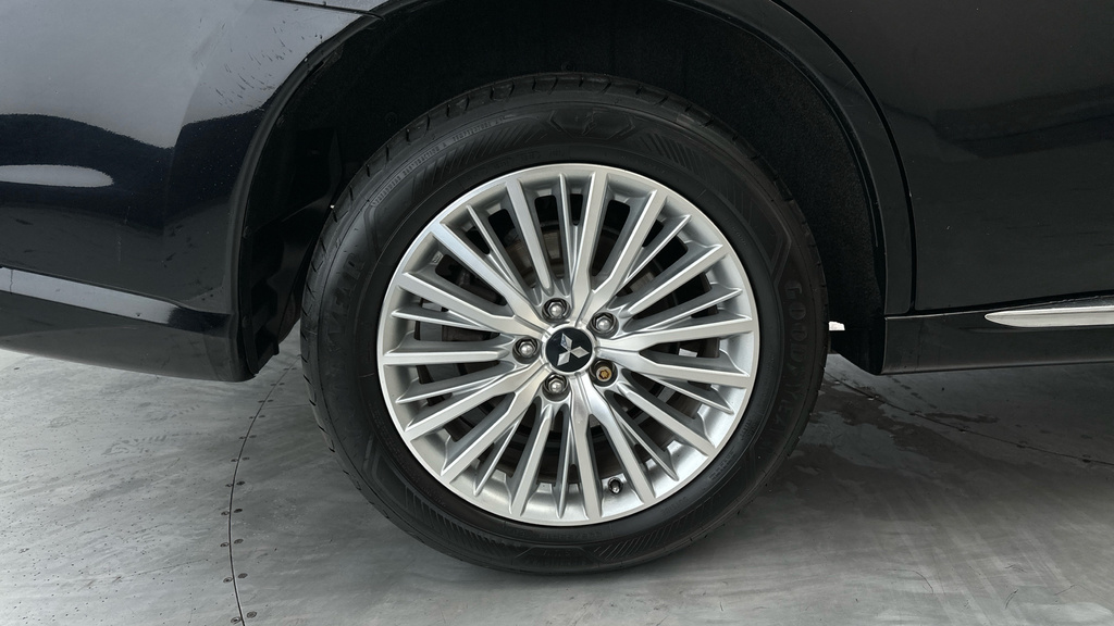 Mitsubishi Outlander 4H White #35