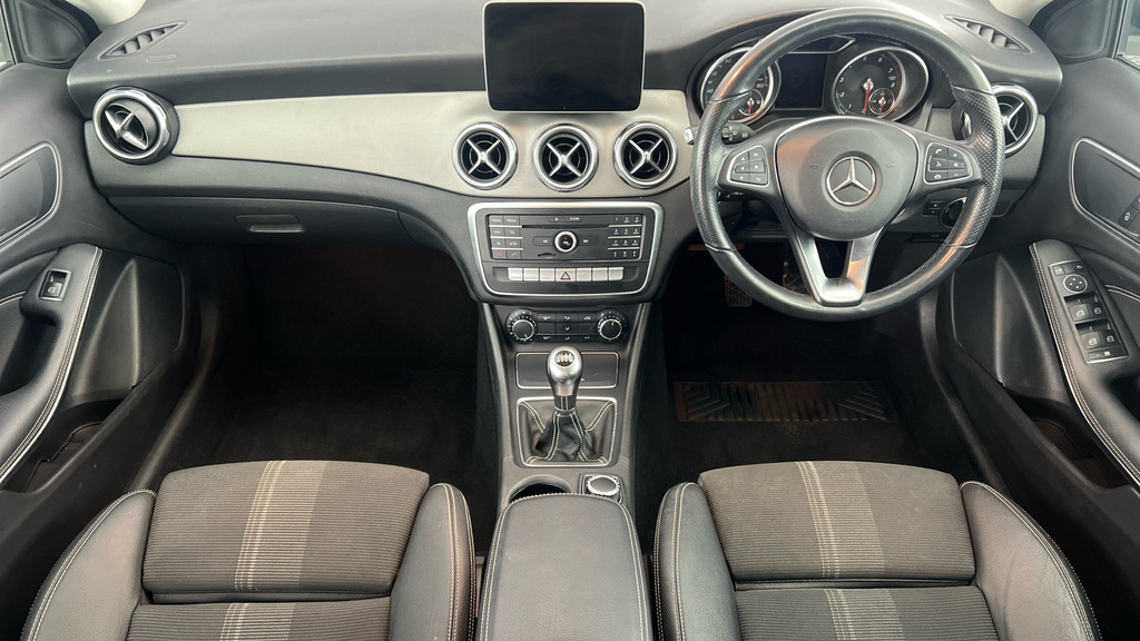 Mercedes-Benz GLA Class Gla 180 Amg Line Edition Black #14