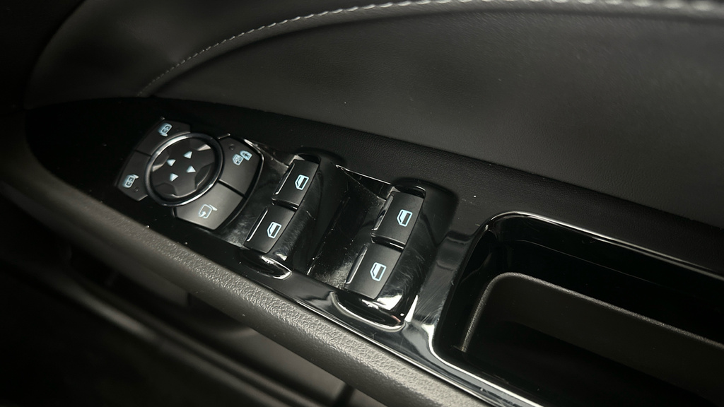 Ford Mondeo Hatchback Black #12