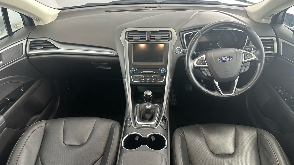 Ford Mondeo Hatchback Black #13