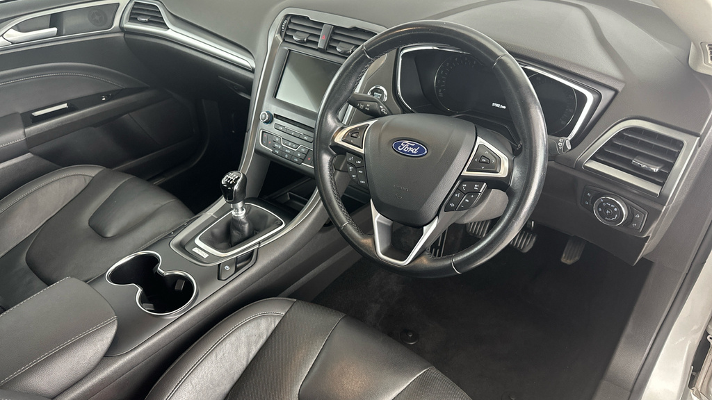Ford Mondeo Hatchback Black #9