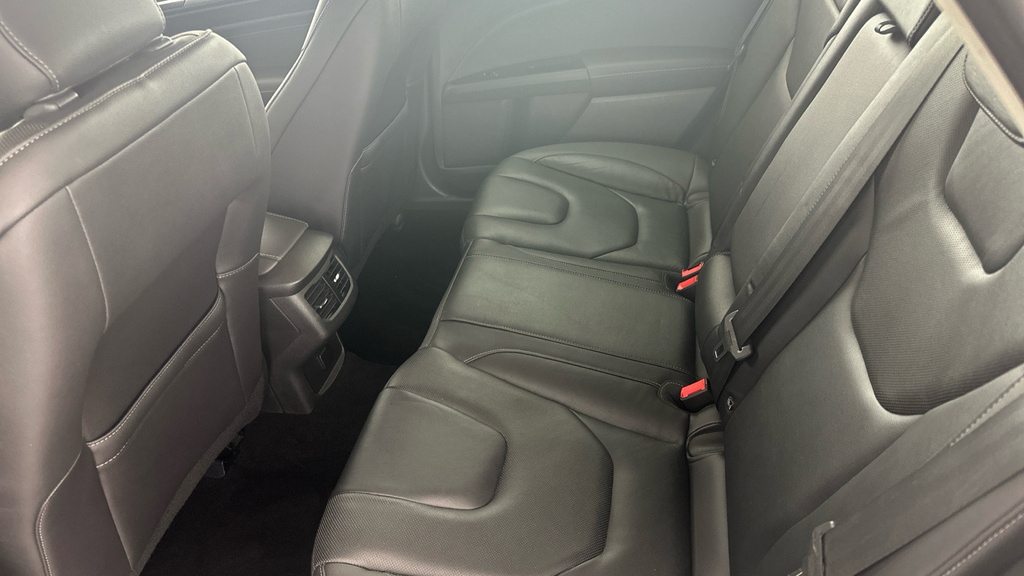 Ford Mondeo Hatchback Black #24