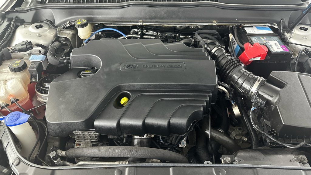 Ford Mondeo Hatchback Black #26