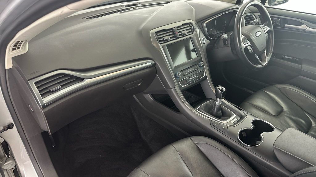 Ford Mondeo Hatchback Black #10
