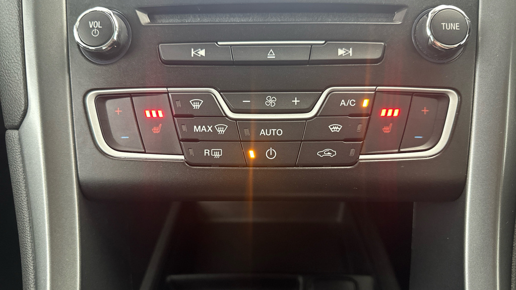 Ford Mondeo Hatchback Black #11