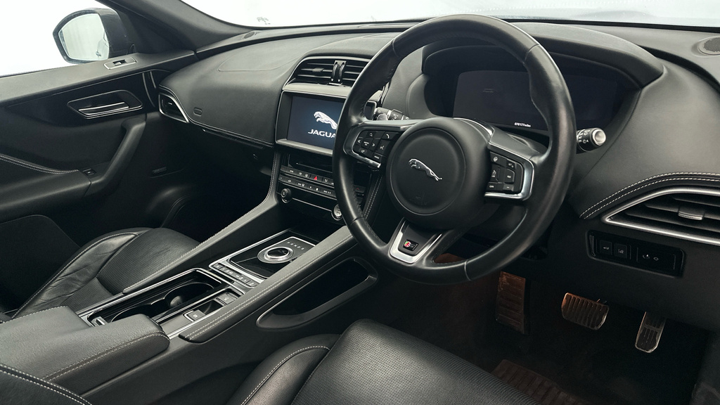 Jaguar F-Pace 2.0 D180 Portfolio 2017 Red #12