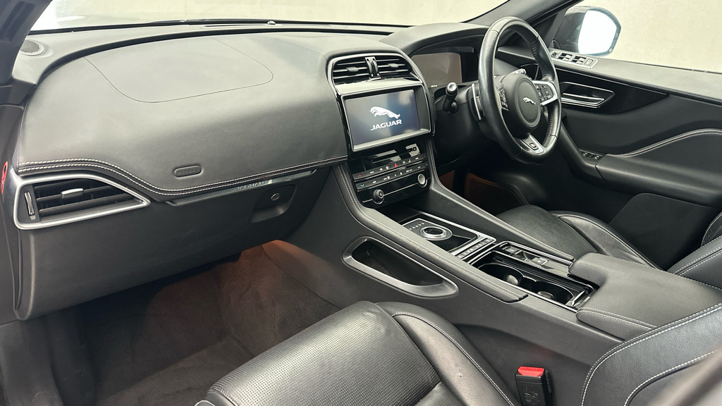 Jaguar F-Pace 2.0 D180 Portfolio 2017 Red #14