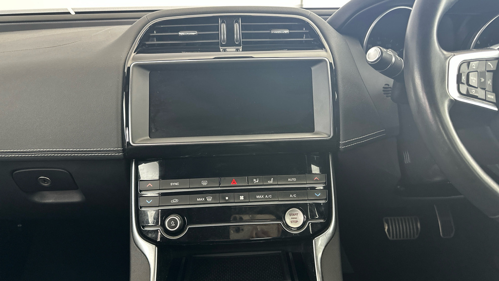 Jaguar XE 2.0 R-dynamic S  #25