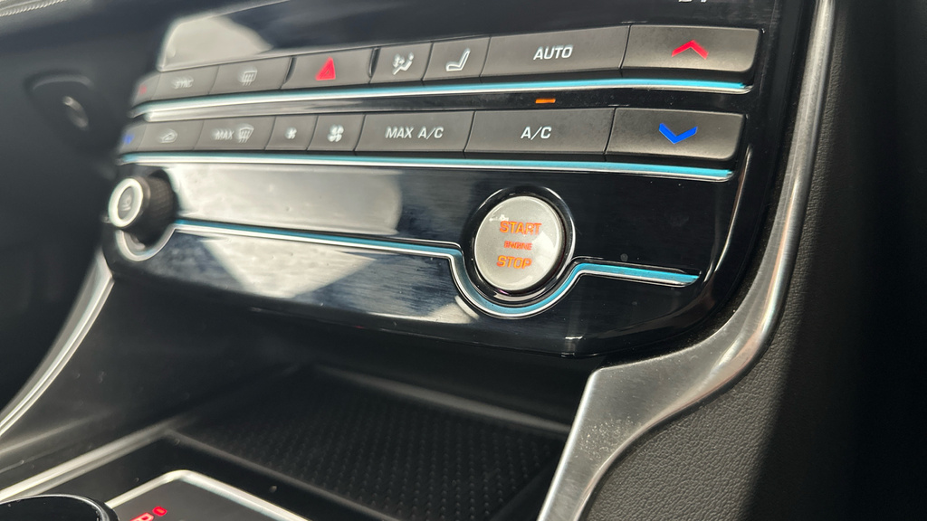 Jaguar XE 2.0 R-dynamic S  #12