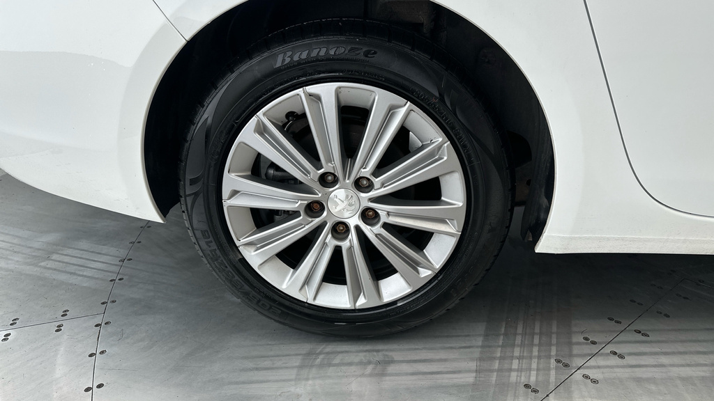 Peugeot 308 Hatchback White #26