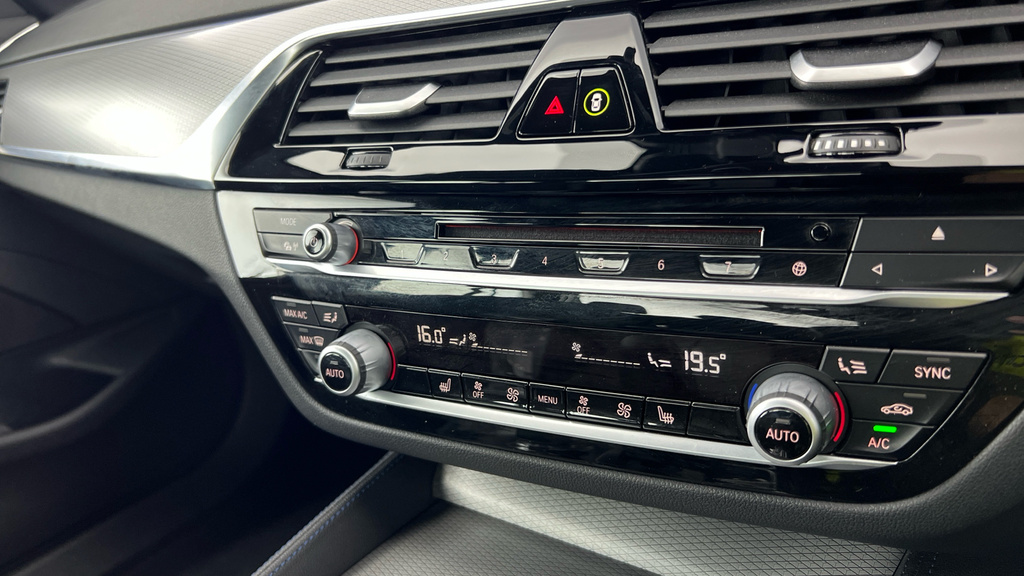 BMW 5 Series Saloon Blue #16