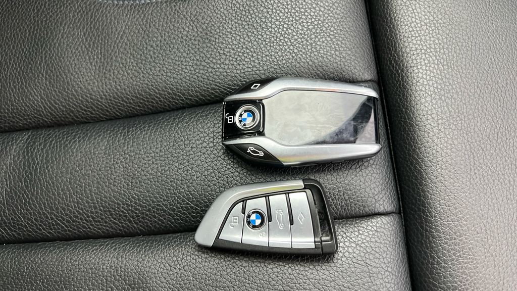 BMW 5 Series Saloon Blue #36