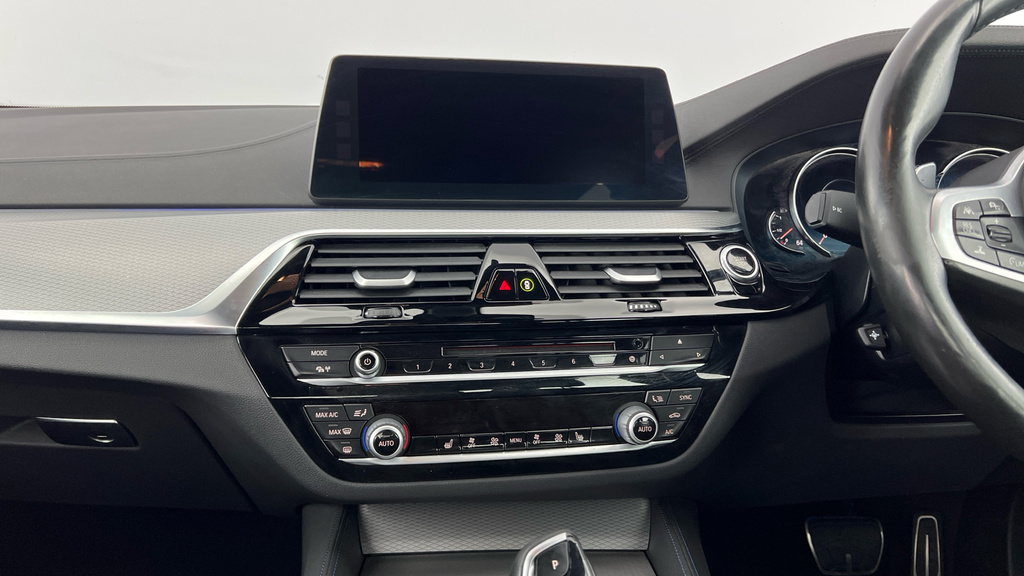 BMW 5 Series Saloon Blue #21