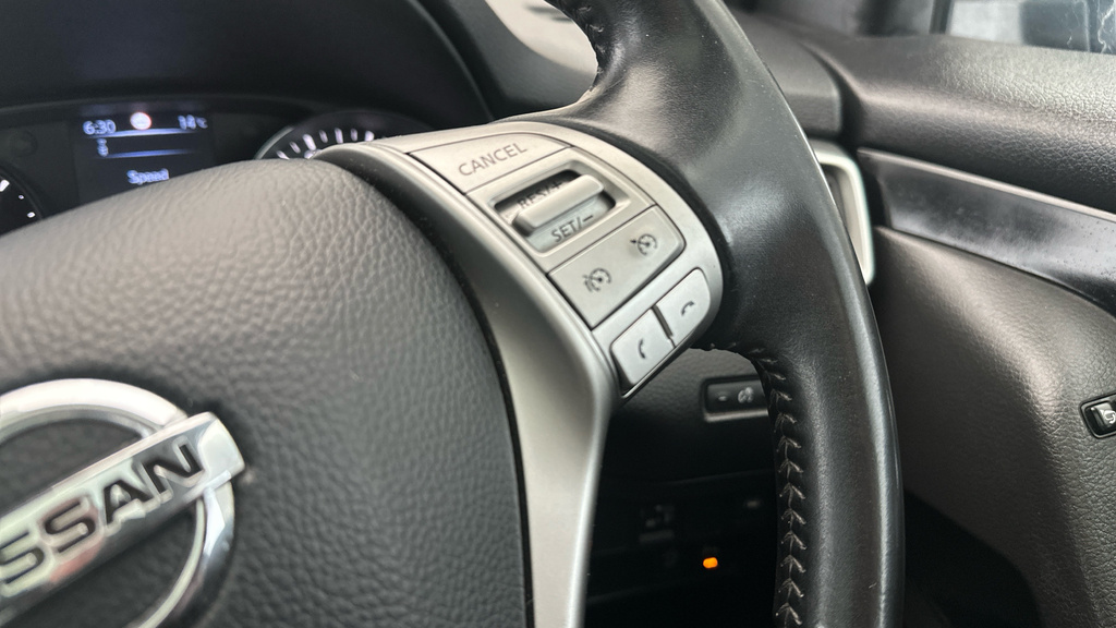 Nissan Qashqai Hatchback Black #16