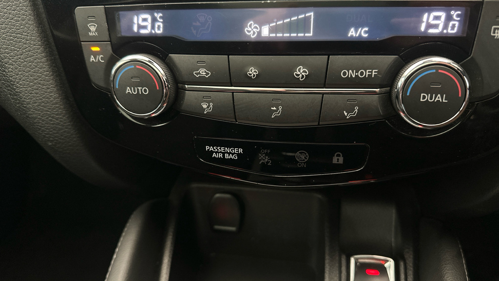 Nissan Qashqai Hatchback Black #15