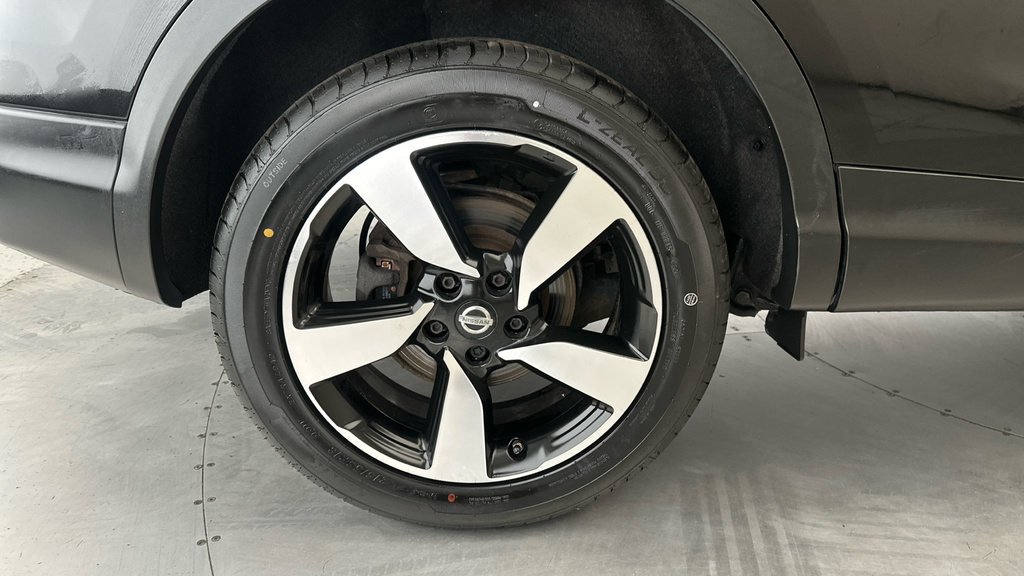 Nissan Qashqai Hatchback Black #26