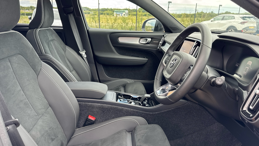 Volvo XC40 B3 P Plus Dark Rear Camera, Heated Seats, Apple #23