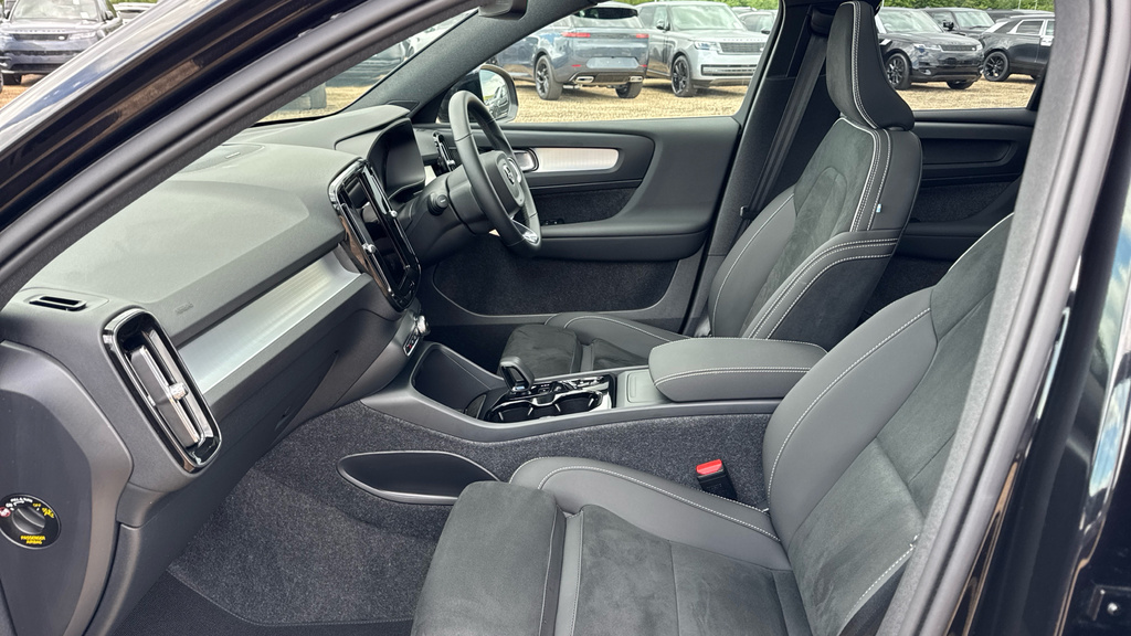 Volvo XC40 B3 P Plus Dark Rear Camera, Heated Seats, Apple #42