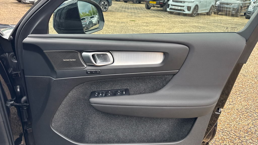 Volvo XC40 B3 P Plus Dark Rear Camera, Heated Seats, Apple #38
