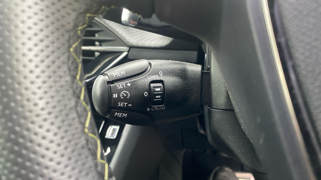 Peugeot 2008 1.2 Puretech Allure Black #16