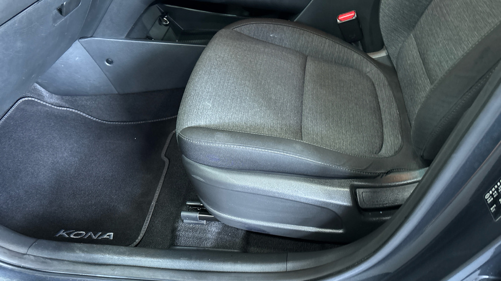 Hyundai Kona Hatchback Red #32