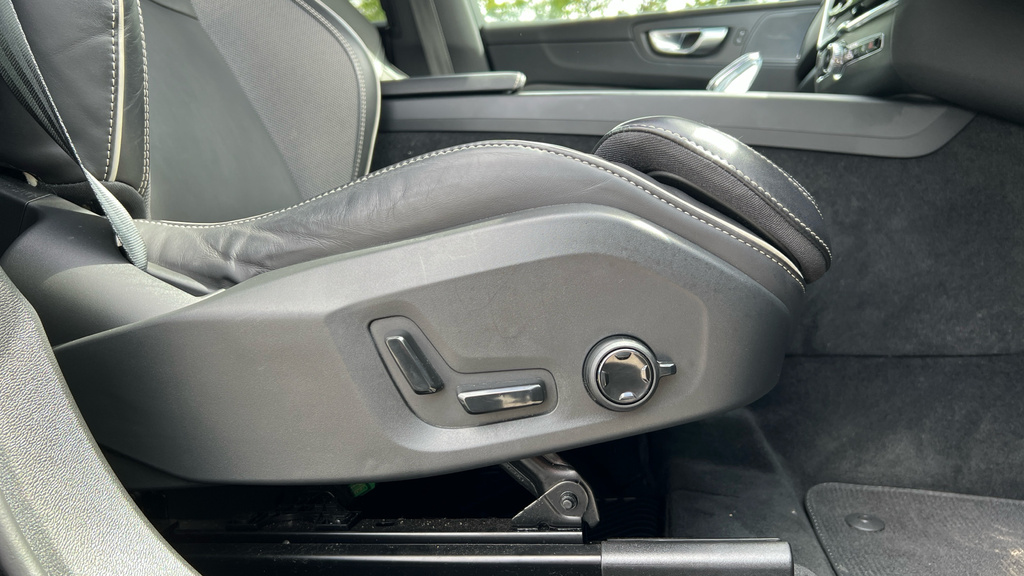 Volvo XC60 2.0 B4p Plus Dark Grey #37