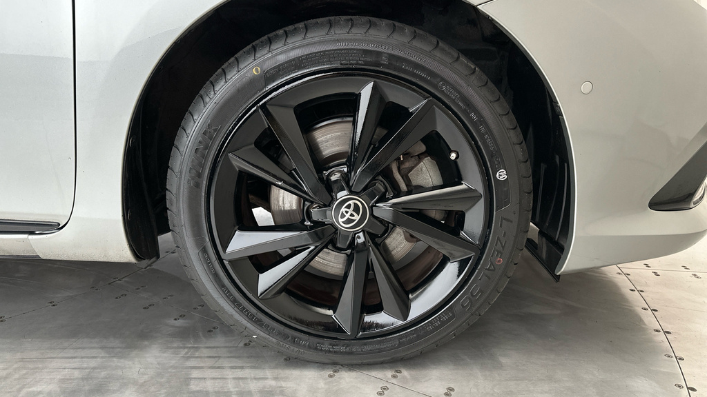 Toyota Auris Hatchback White #26