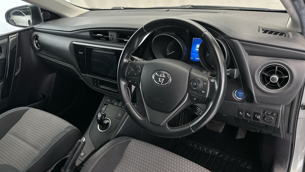 Toyota Auris Hatchback White #11