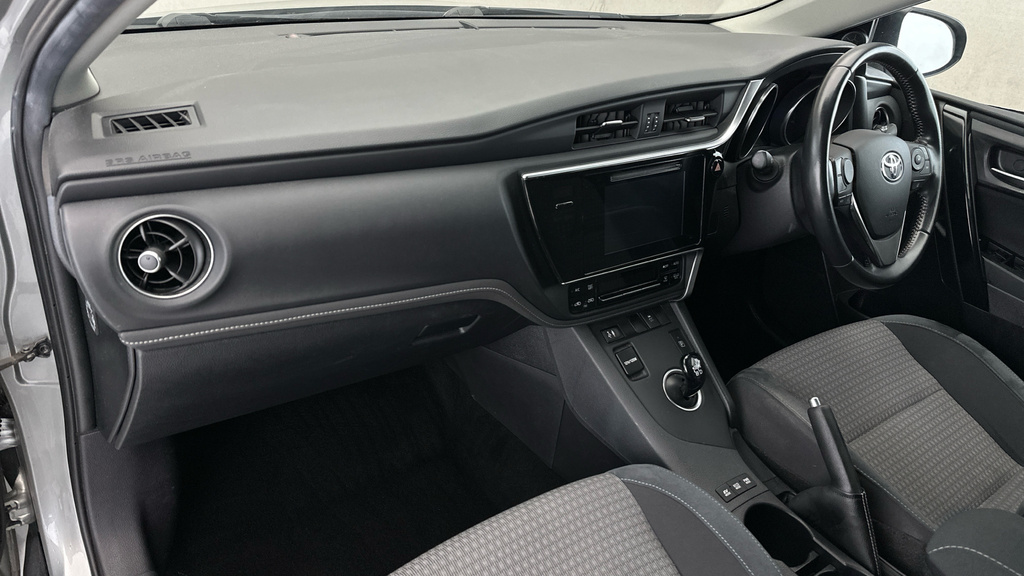 Toyota Auris Hatchback White #12