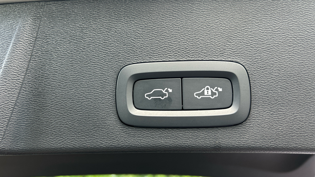 Volvo XC40 Recharge Plus, Single Motor Black #55