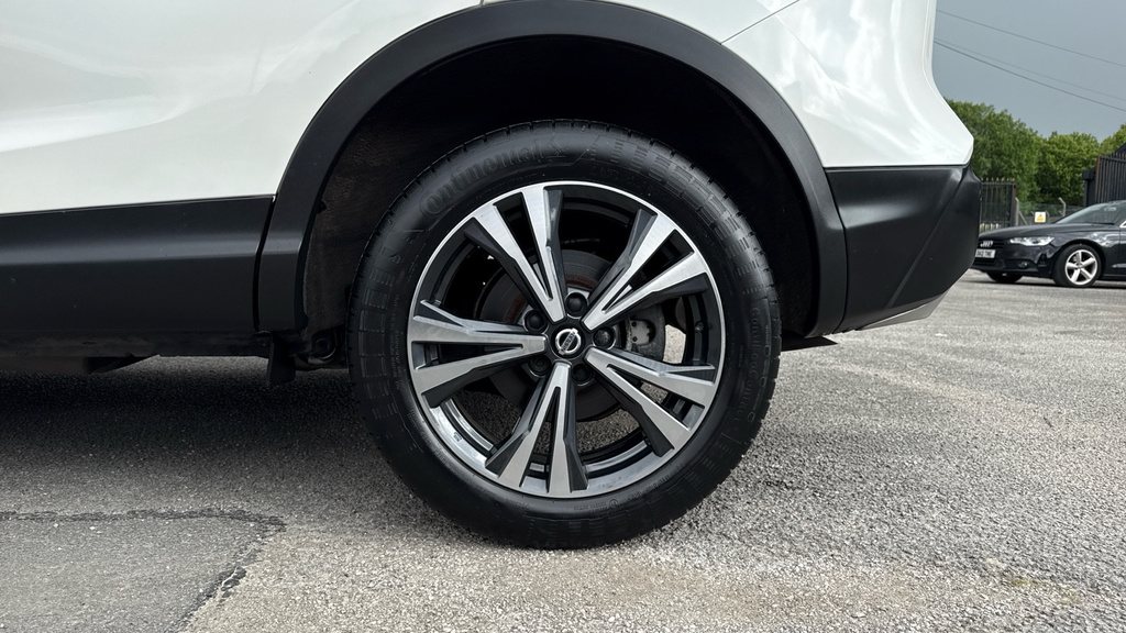 Nissan Qashqai Acenta Premium Red #28