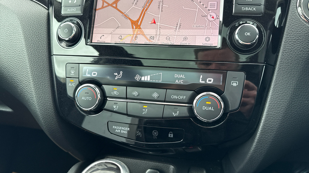 Nissan Qashqai Acenta Premium Red #21
