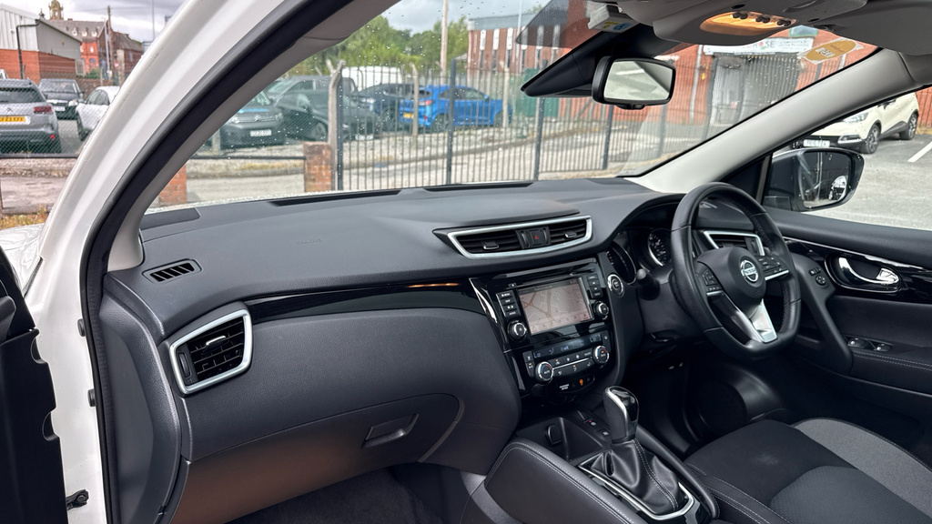Nissan Qashqai Acenta Premium Red #17