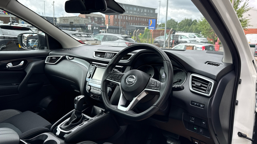 Nissan Qashqai Acenta Premium Red #16