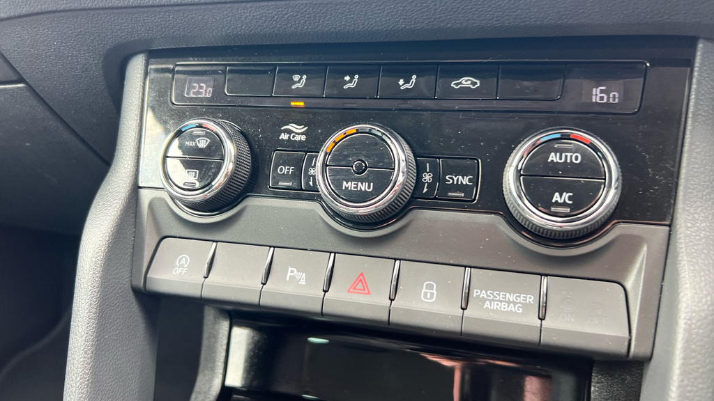 Skoda Karoq Petrol White #25
