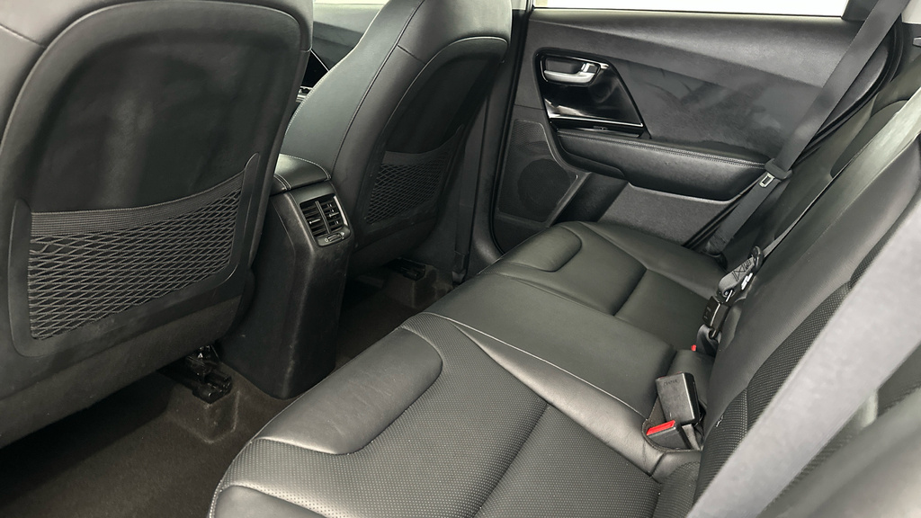 Kia Niro 64.8Kwh 4 White #24