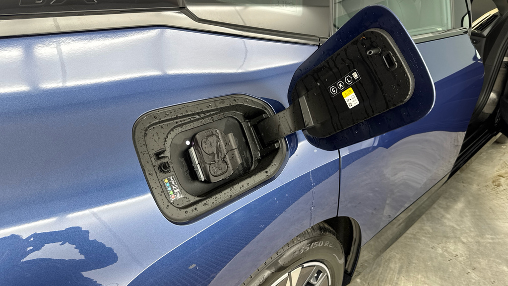 BMW iX 240Kw Xdrive40 M Sport 76.6Kwh 22Kwch Blue #21