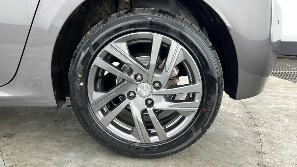 Peugeot 208 Hatchback Black #26