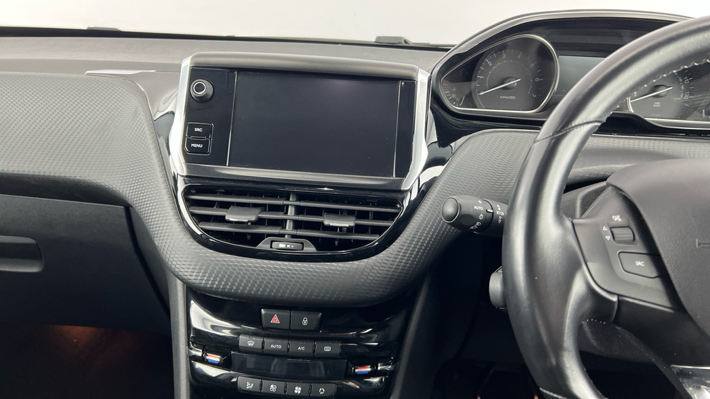 Peugeot 2008 2017 17 Puretech White #16