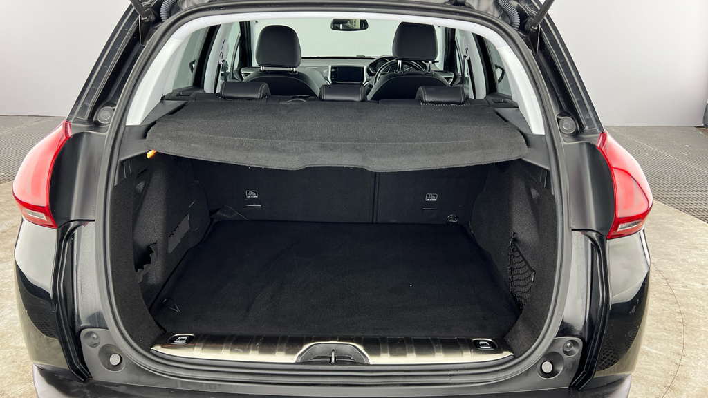 Peugeot 2008 2017 17 Puretech White #19